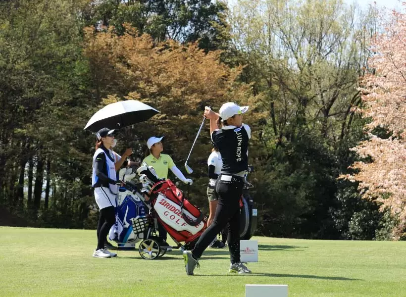 高橋彩華のアイアンスイング（正面）