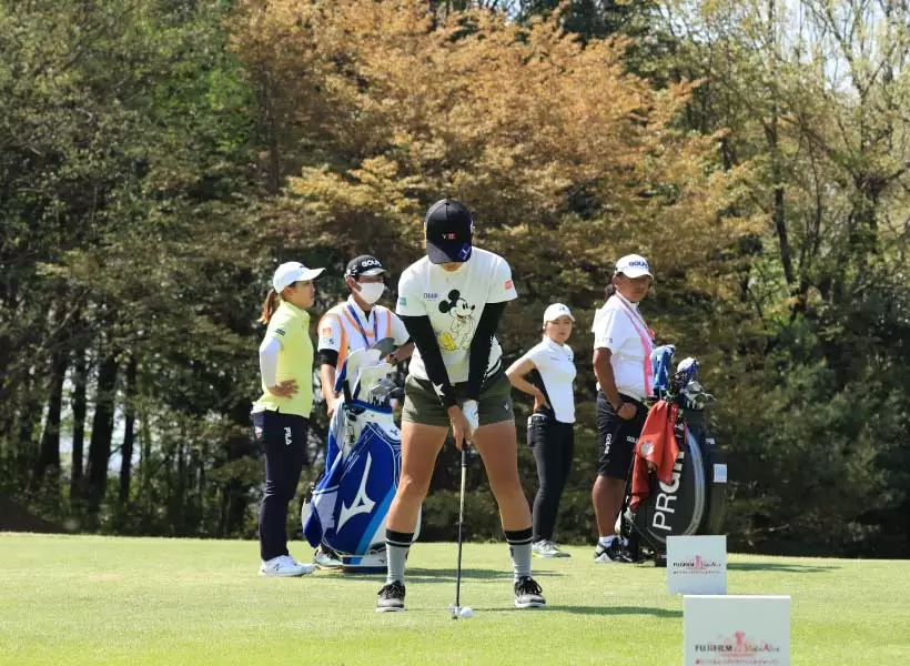 藤本麻子のアイアンスイング（正面）