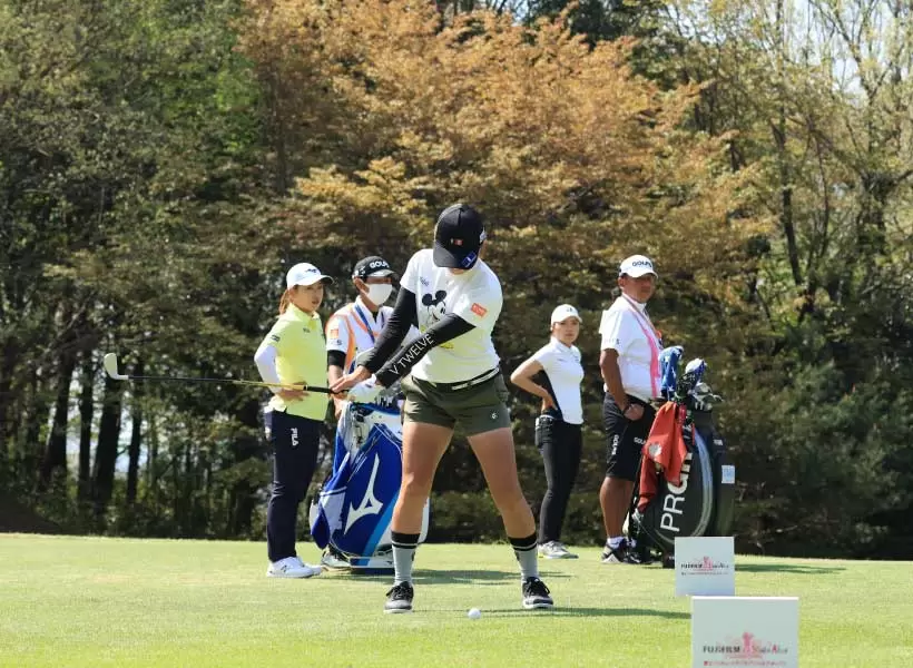 藤本麻子のアイアンスイング（正面）