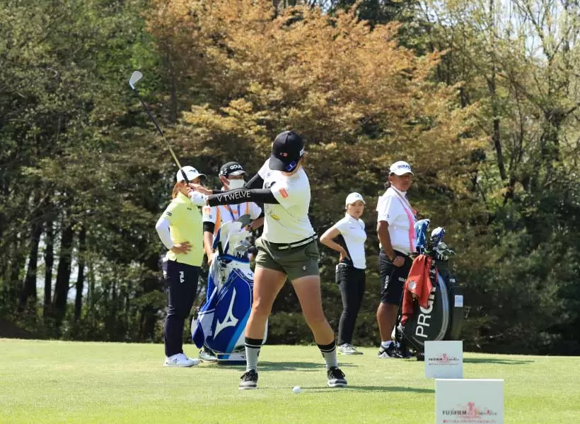 藤本麻子のアイアンスイング（正面）