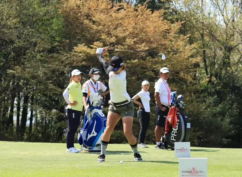 藤本麻子のアイアンスイング（正面）