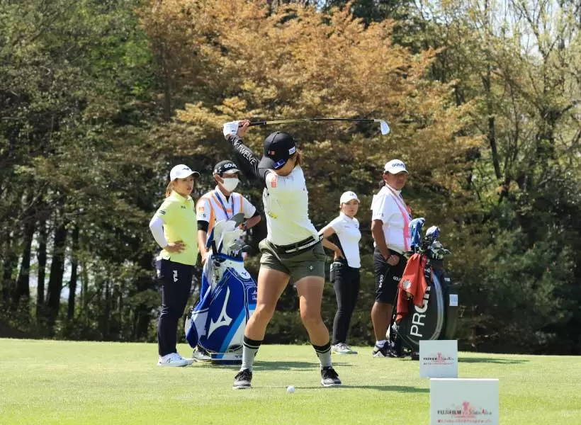 藤本麻子のアイアンスイング（正面）