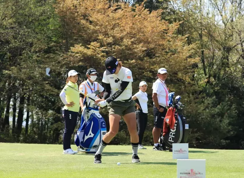 藤本麻子のアイアンスイング（正面）