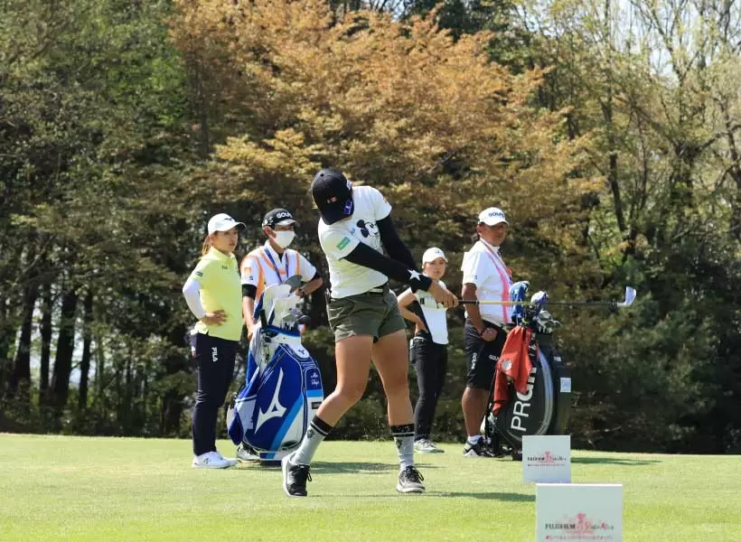 藤本麻子のアイアンスイング（正面）