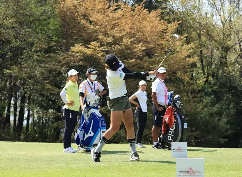 藤本麻子のアイアンスイング（正面）