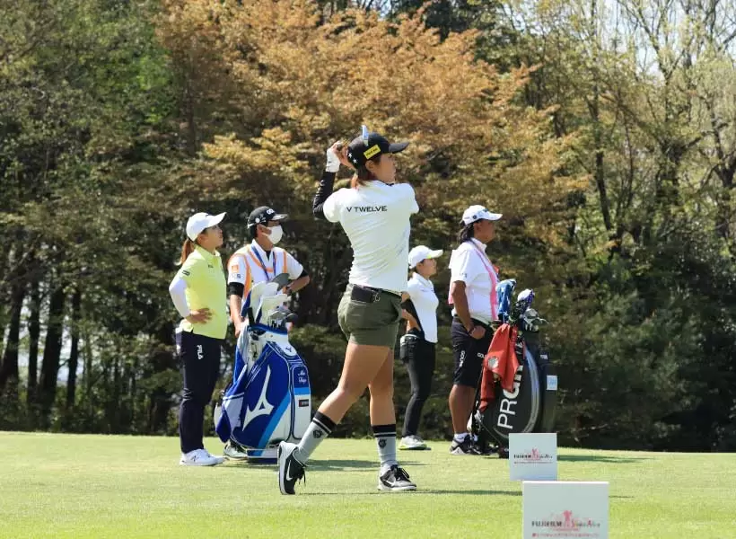 藤本麻子のアイアンスイング（正面）