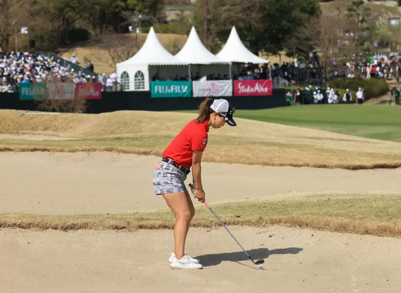 上田桃子のウェッジスイング（バンカーショット）（後方）