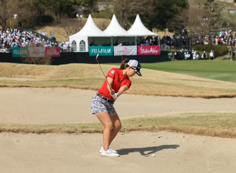 上田桃子のウェッジスイング（バンカーショット）（後方）