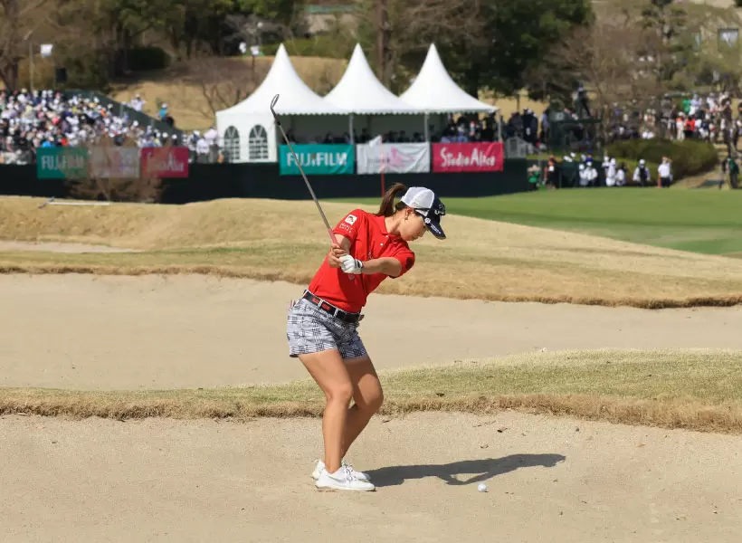 上田桃子のウェッジスイング（バンカーショット）（後方）