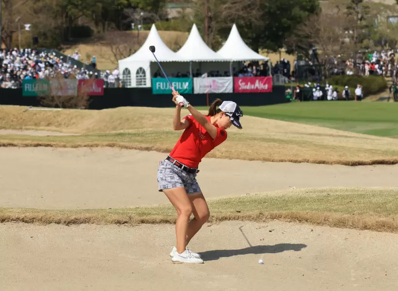 上田桃子のウェッジスイング（バンカーショット）（後方）