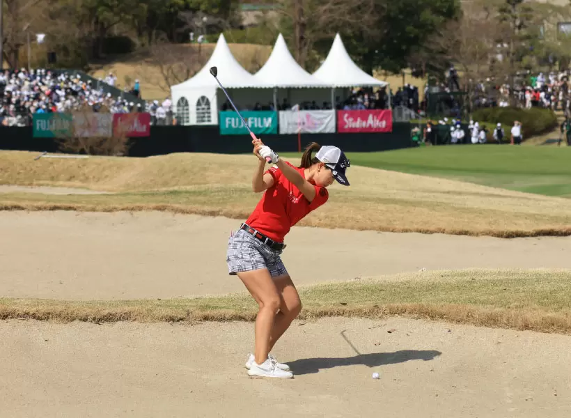 上田桃子のウェッジスイング（バンカーショット）（後方）