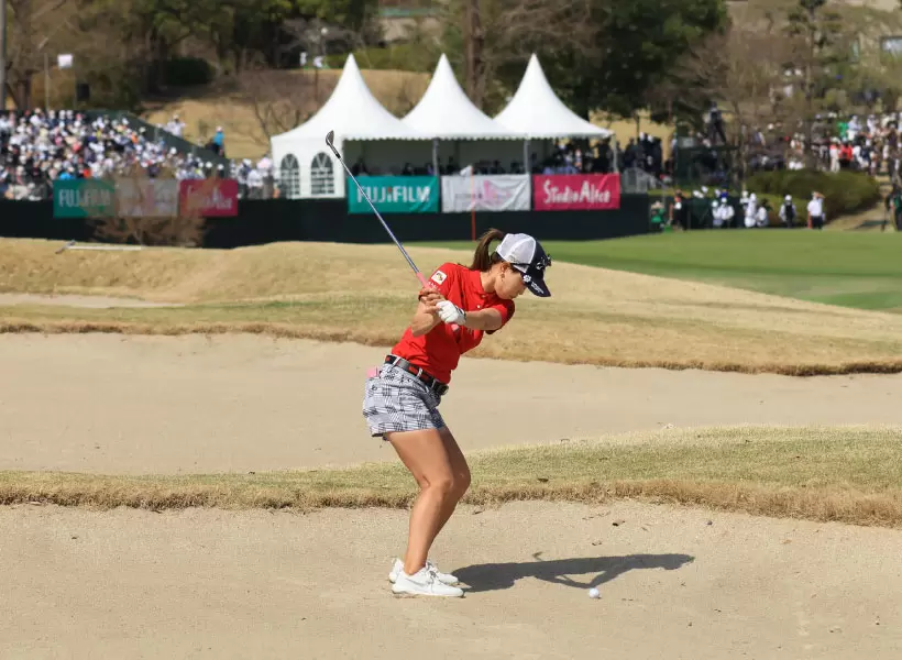 上田桃子のウェッジスイング（バンカーショット）（後方）