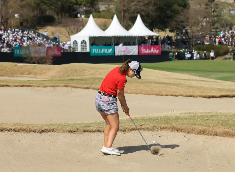 上田桃子のウェッジスイング（バンカーショット）（後方）