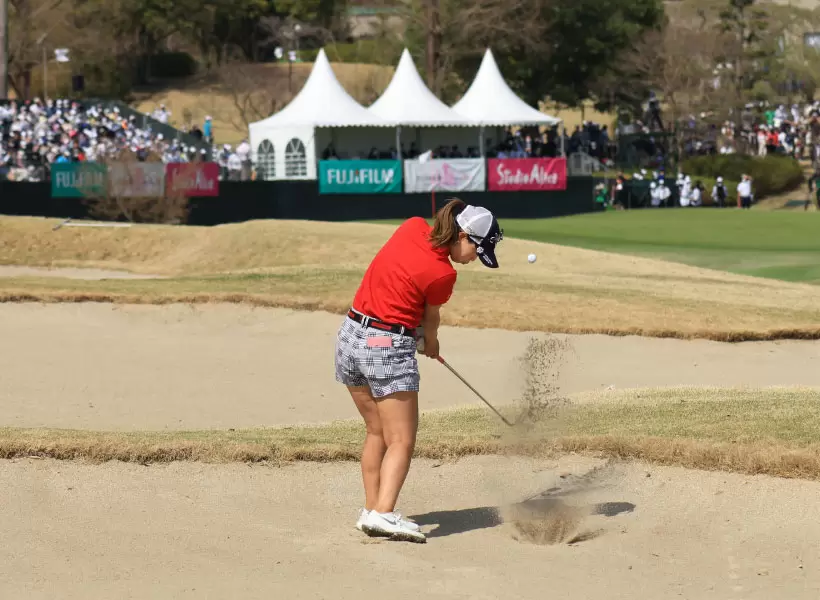 上田桃子のウェッジスイング（バンカーショット）（後方）