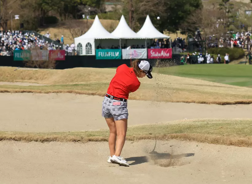 上田桃子のウェッジスイング（バンカーショット）（後方）