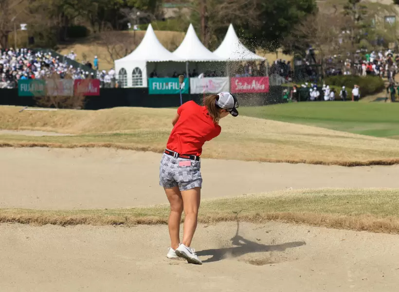 上田桃子のウェッジスイング（バンカーショット）（後方）