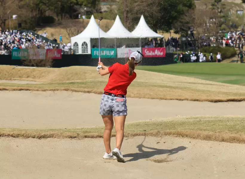 上田桃子のウェッジスイング（バンカーショット）（後方）