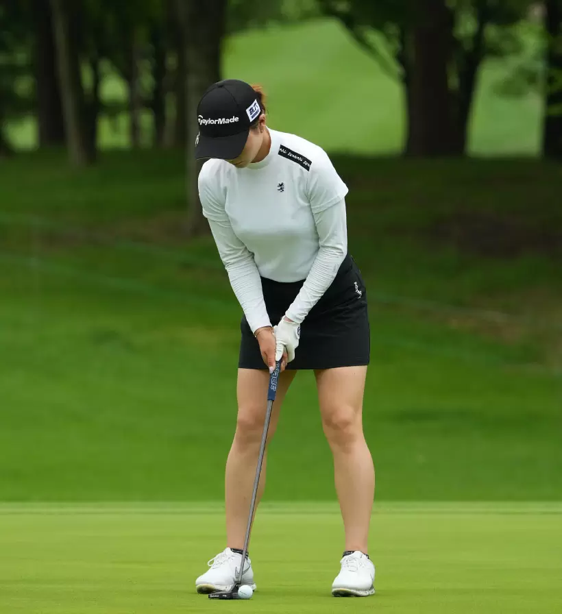 山路晶のパッティングストローク（正面）