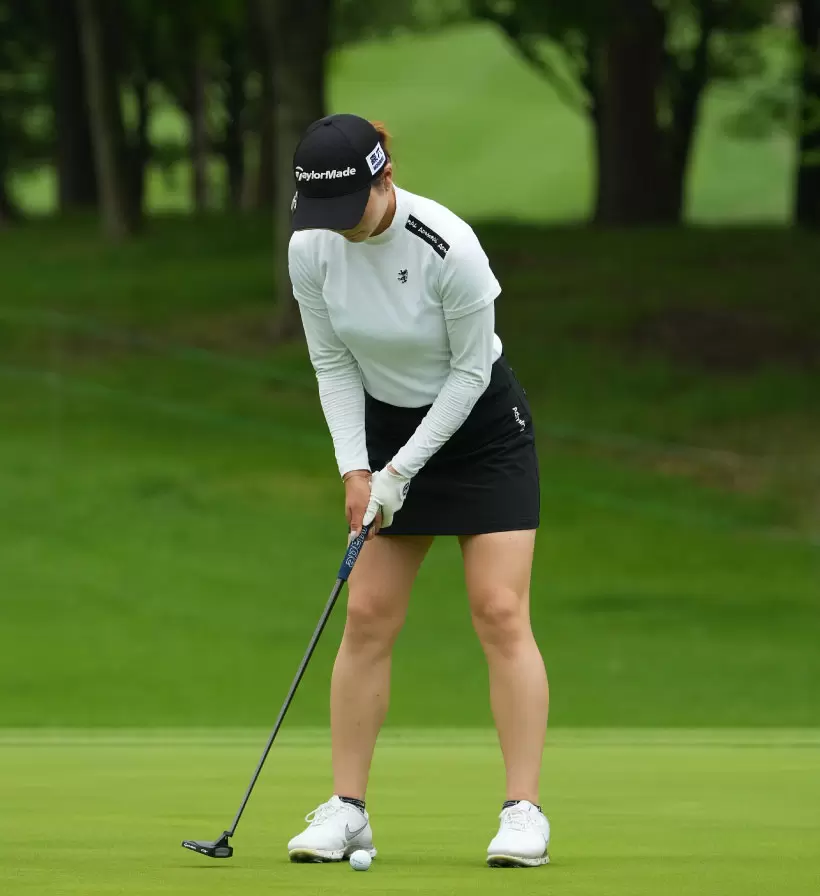 山路晶のパッティングストローク（正面）