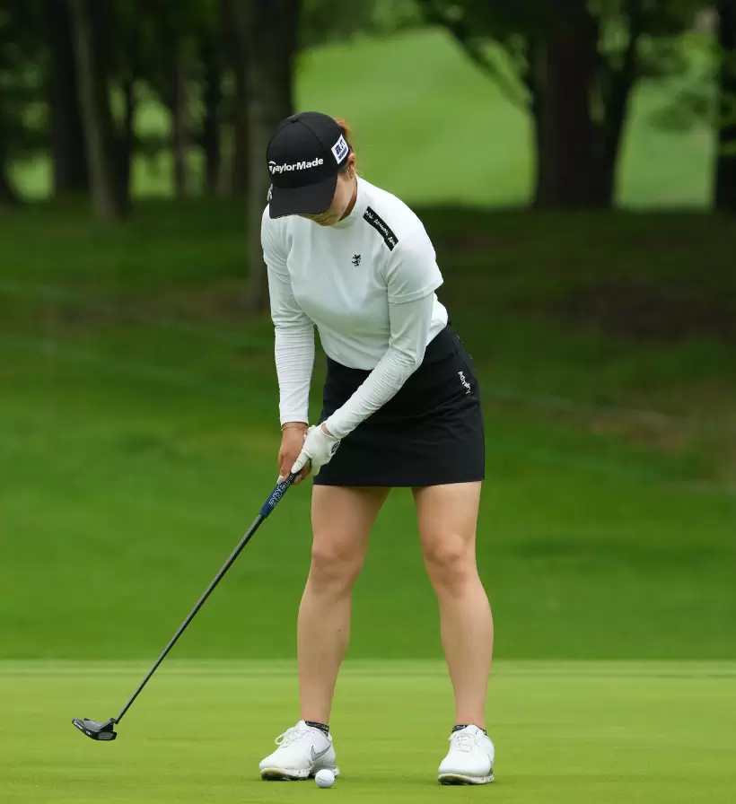 山路晶のパッティングストローク（正面）