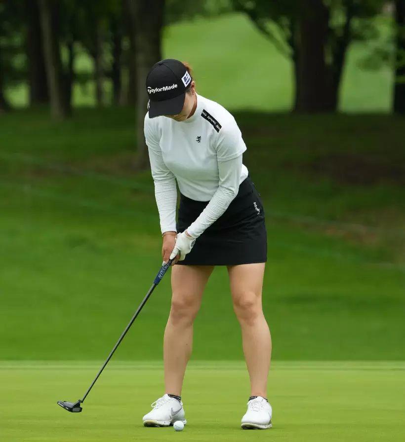 山路晶のパッティングストローク（正面）