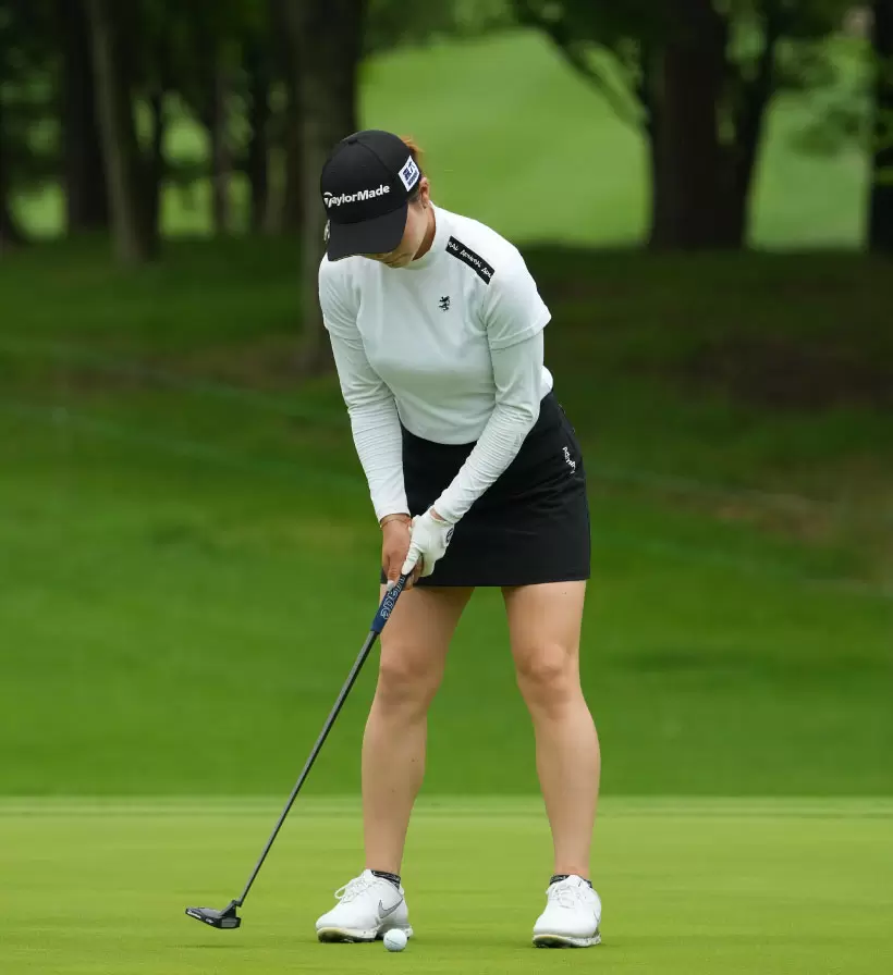 山路晶のパッティングストローク（正面）