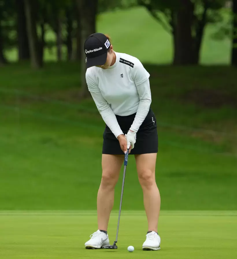 山路晶のパッティングストローク（正面）