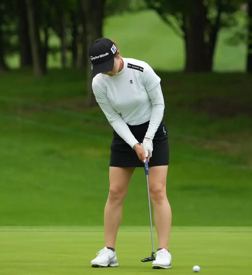 山路晶のパッティングストローク（正面）