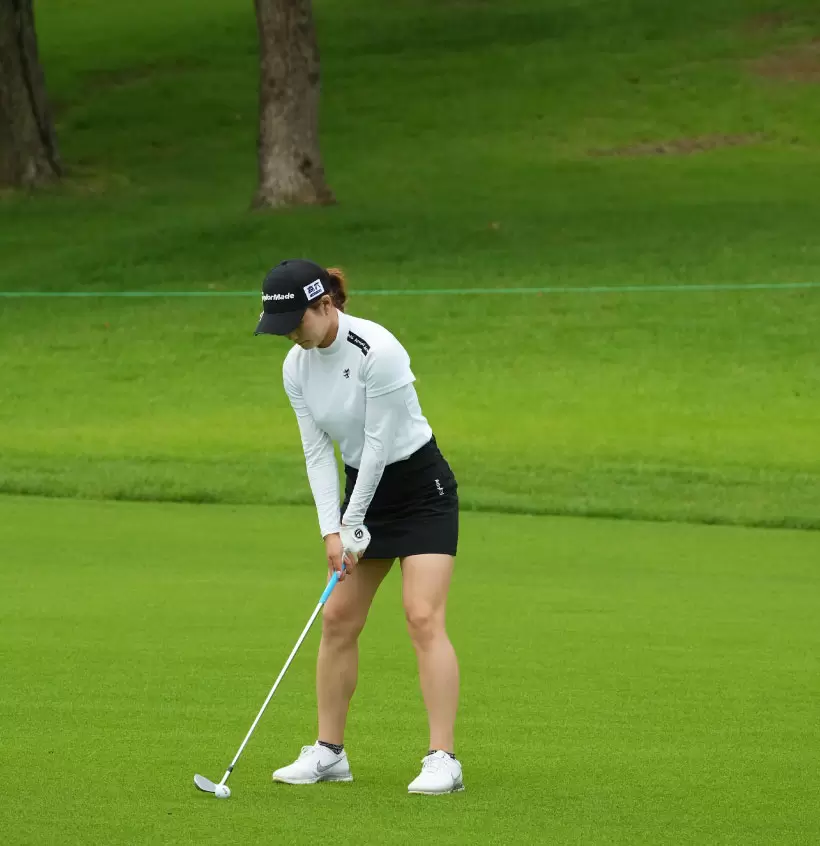 山路晶のアイアンスイング（斜め前方）