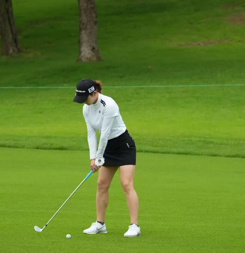 山路晶のアイアンスイング（斜め前方）