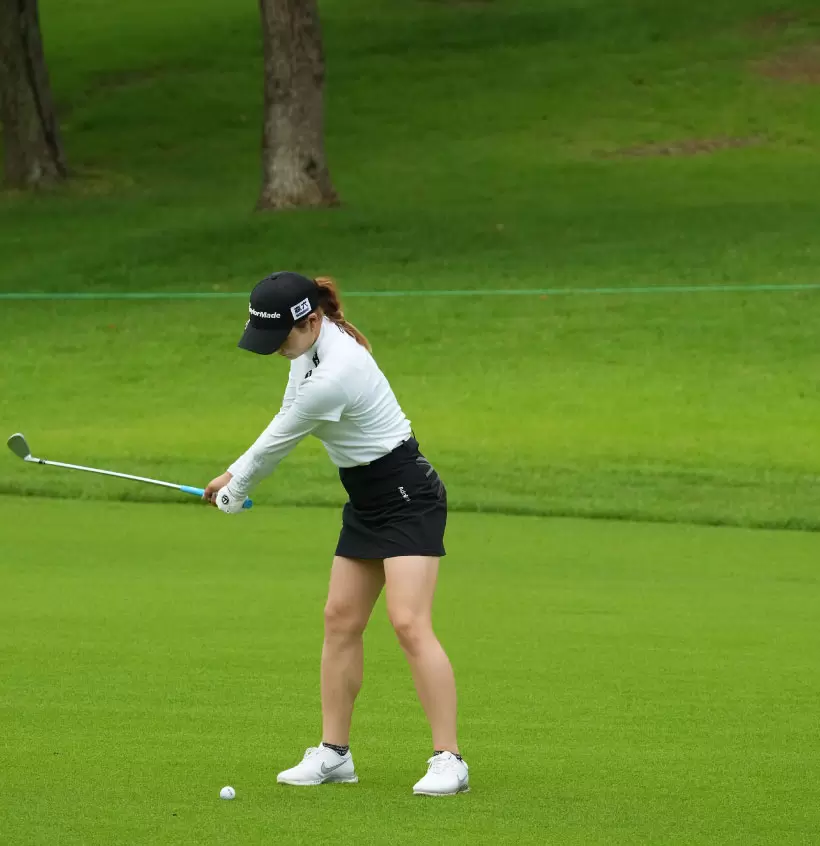 山路晶のアイアンスイング（斜め前方）