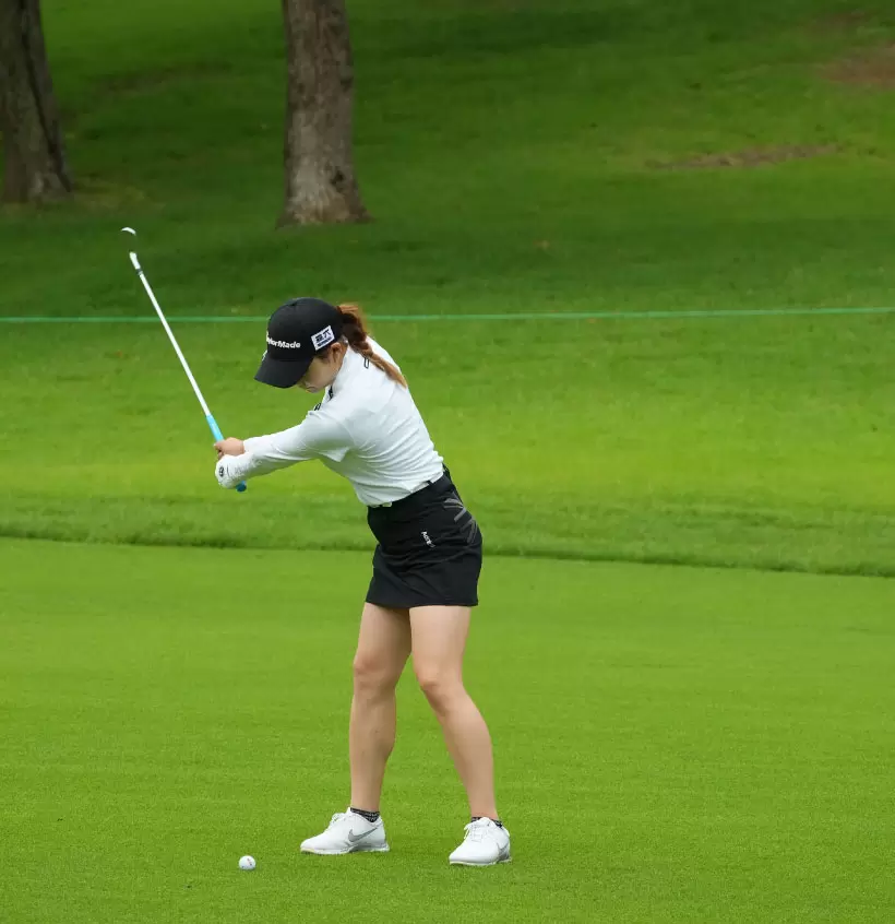 山路晶のアイアンスイング（斜め前方）