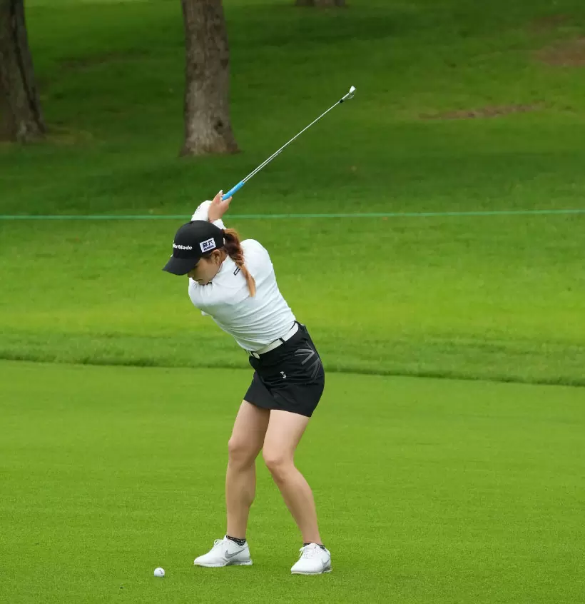 山路晶のアイアンスイング（斜め前方）