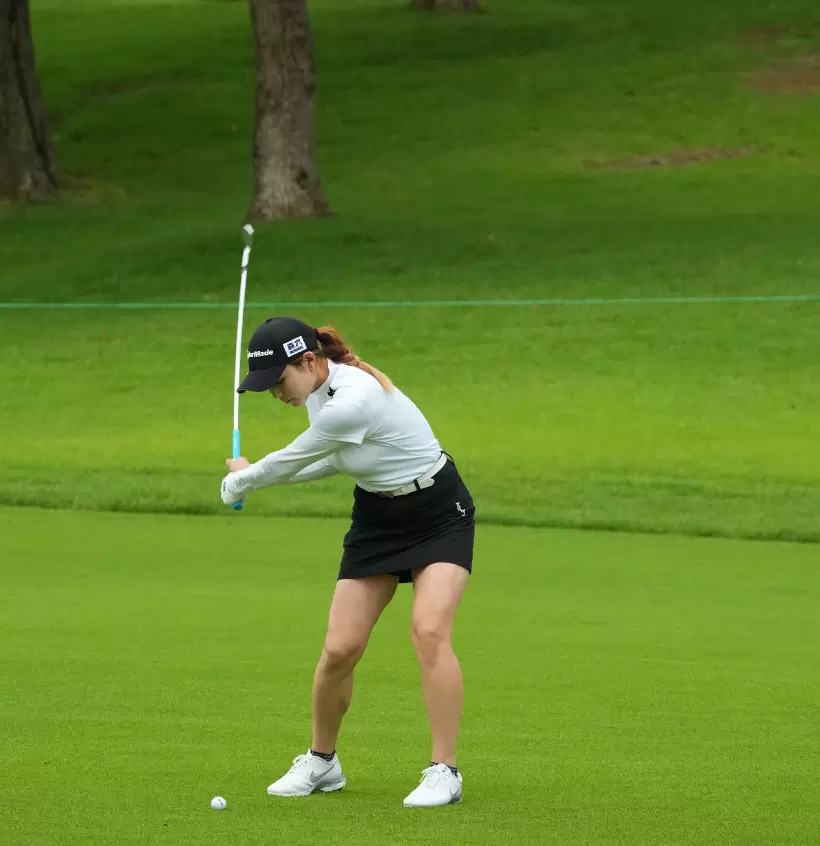 山路晶のアイアンスイング（斜め前方）