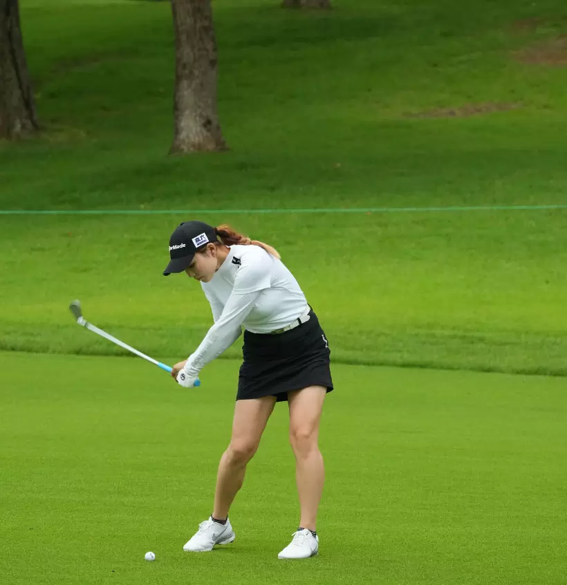 山路晶のアイアンスイング（斜め前方）