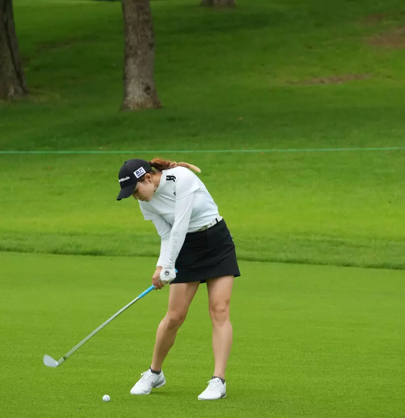 山路晶のアイアンスイング（斜め前方）