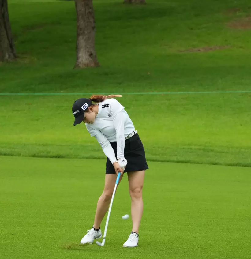 山路晶のアイアンスイング（斜め前方）