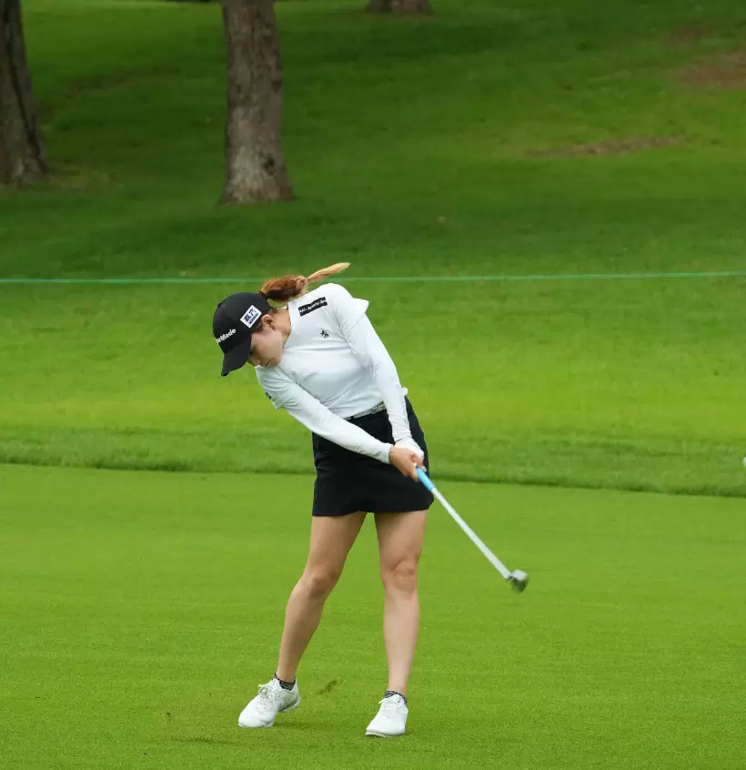 山路晶のアイアンスイング（斜め前方）