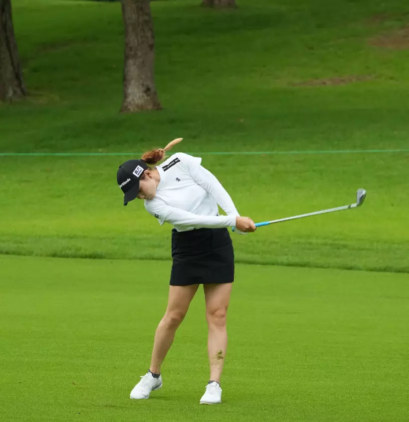 山路晶のアイアンスイング（斜め前方）