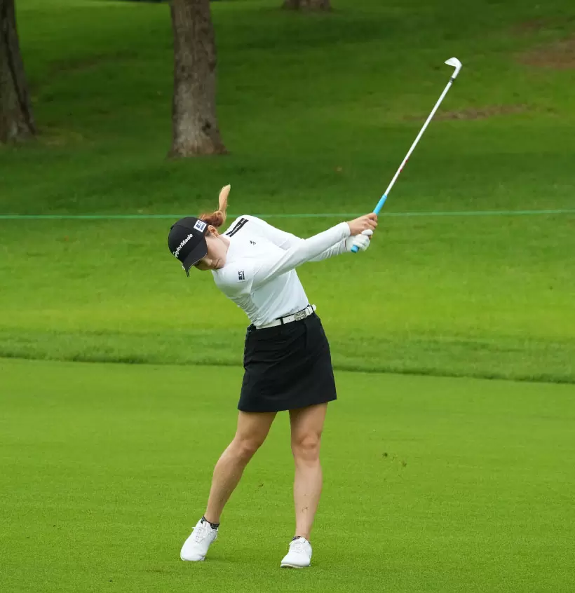 山路晶のアイアンスイング（斜め前方）