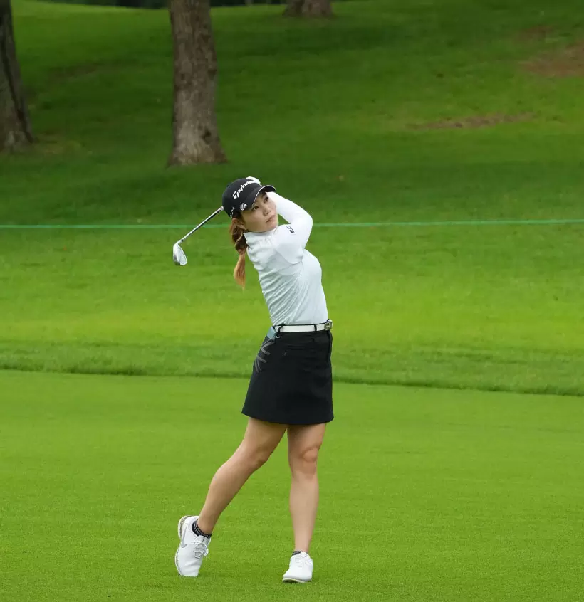 山路晶のアイアンスイング（斜め前方）