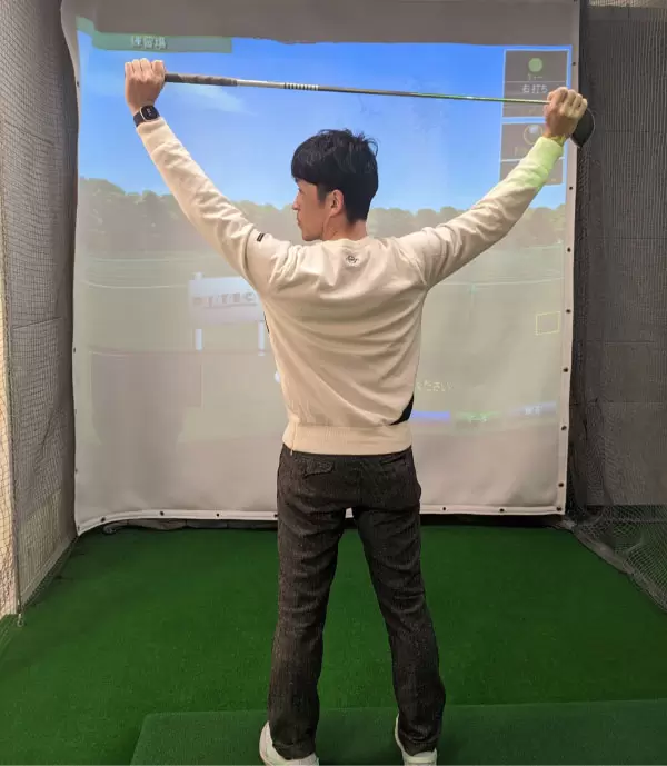 クラブを使った肩甲骨ストレッチ