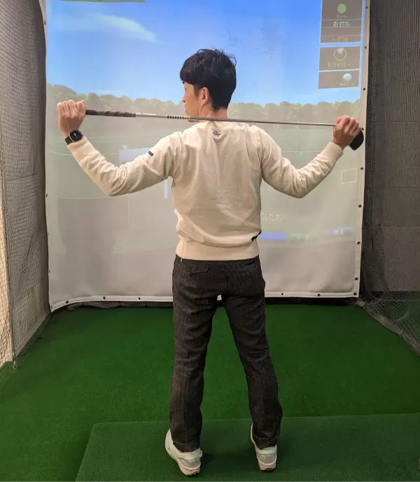 クラブを使った肩甲骨ストレッチ