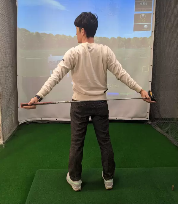 腰にクラブを当てて、フェアウェイ歩いて腰のストレッチ