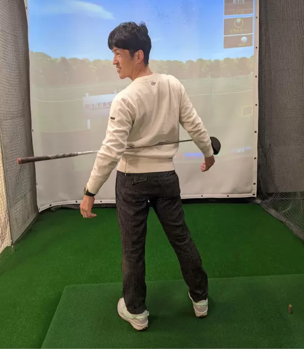 腰にクラブを当てて、フェアウェイ歩いて腰のストレッチ