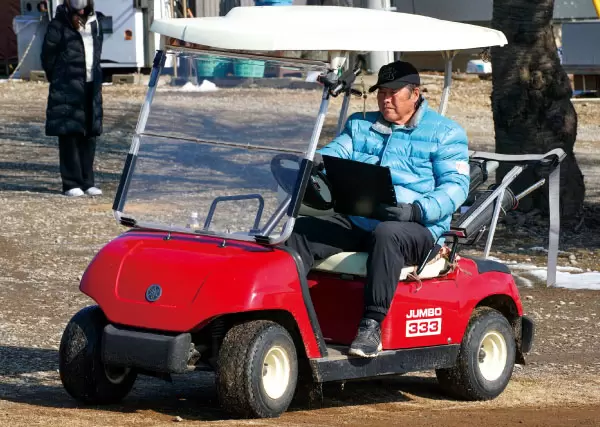 カートで走り回るジャンボ尾崎