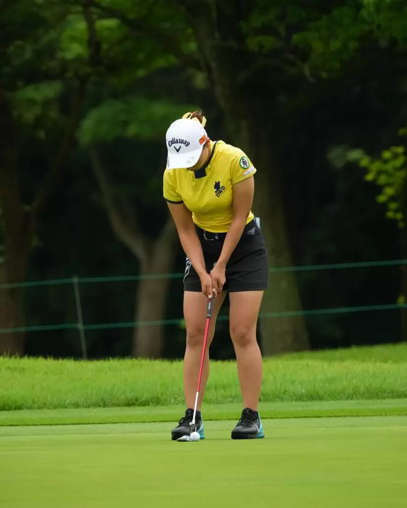 竹内美雪のパッティングストローク（正面）