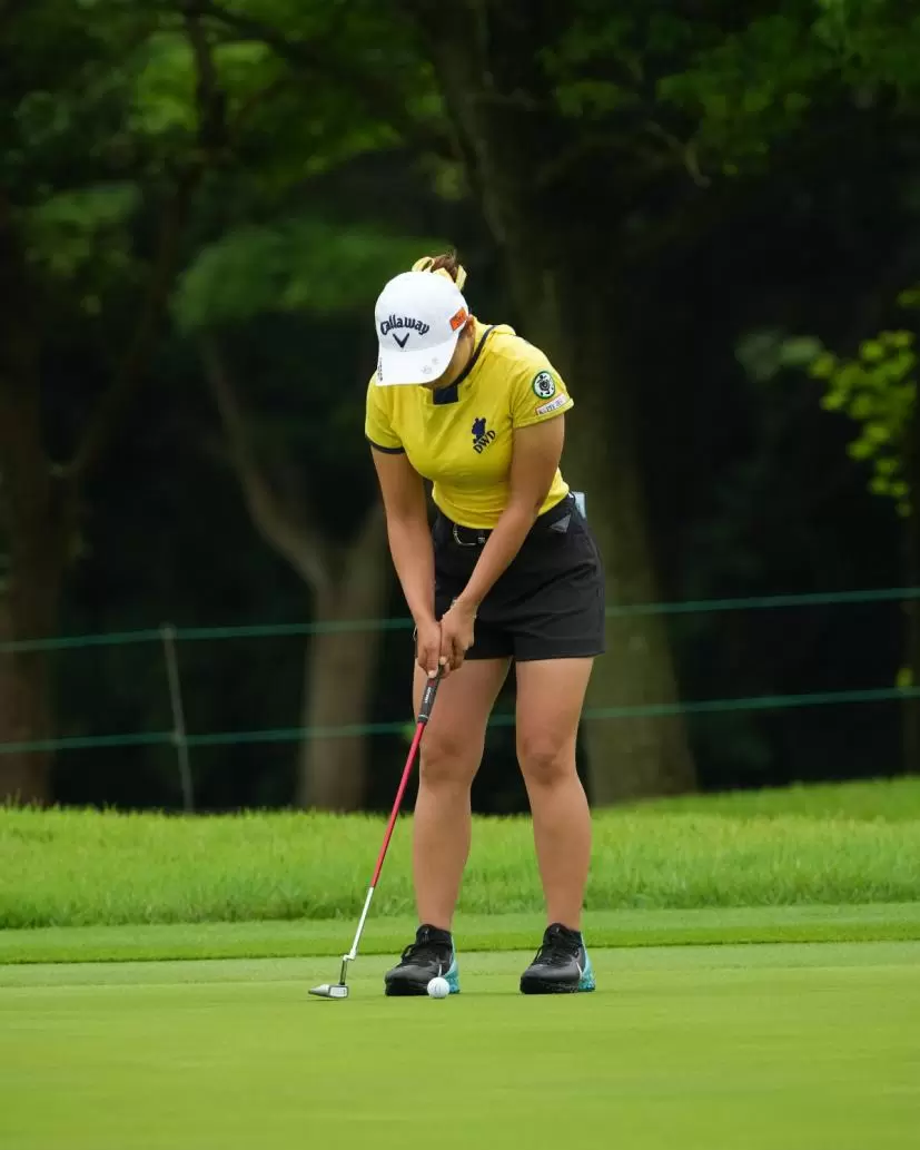 竹内美雪のパッティングストローク（正面）