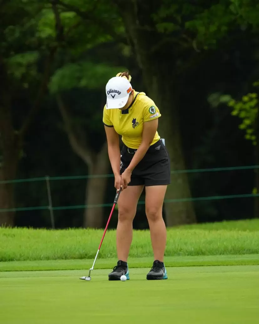 竹内美雪のパッティングストローク（正面）