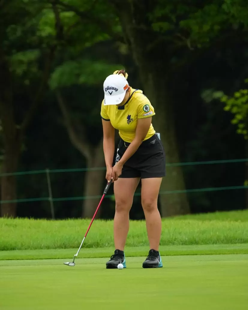 竹内美雪のパッティングストローク（正面）